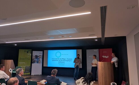 Konferenzteilnehmer in einem  Raum