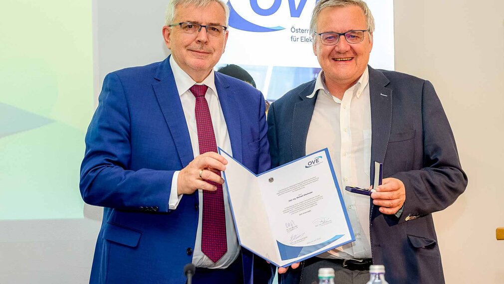 Michael Altenhuber erhielt die OVE-Ehrennadel ©OVE/Schedl 
