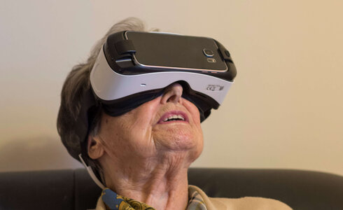 Seniorin mit VR-Brille