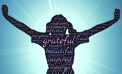 Grateful_Frau mit ausgebreiteten Armen