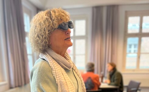 Dame mit VR-Brille