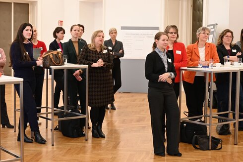 Frauengruppe stehend