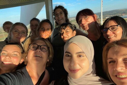 Frauen-Selfie auf einem Windrad