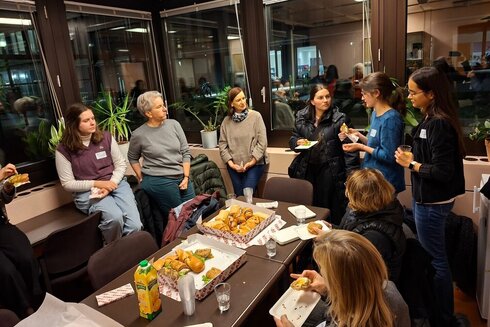 Netzwerktreffen von Frauen mit Snack