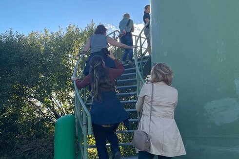 Frauengruppe beim Besteigen eines Windrads