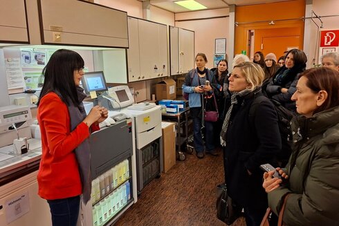 Nicole Amberg und Frauengruppe im Forschungslabor