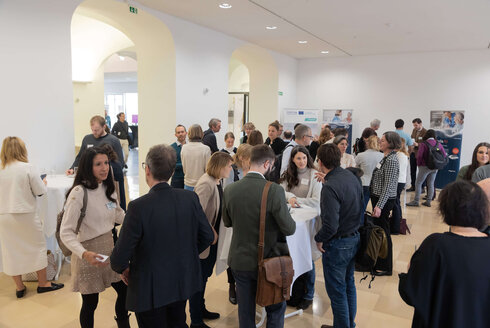 Reger Austausch im Ausstellungsbereich