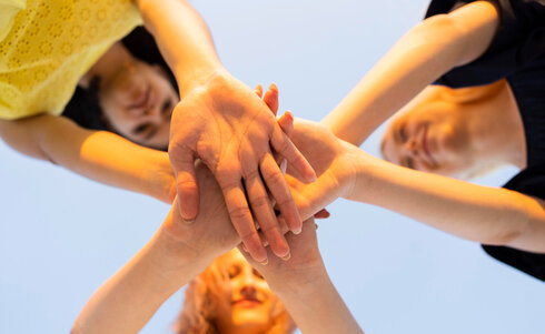 freepik.com, Frauenhände symbolisieren Solidarität