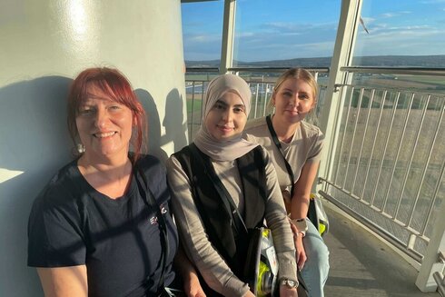 Frauengruppe auf Aussichtsplattform