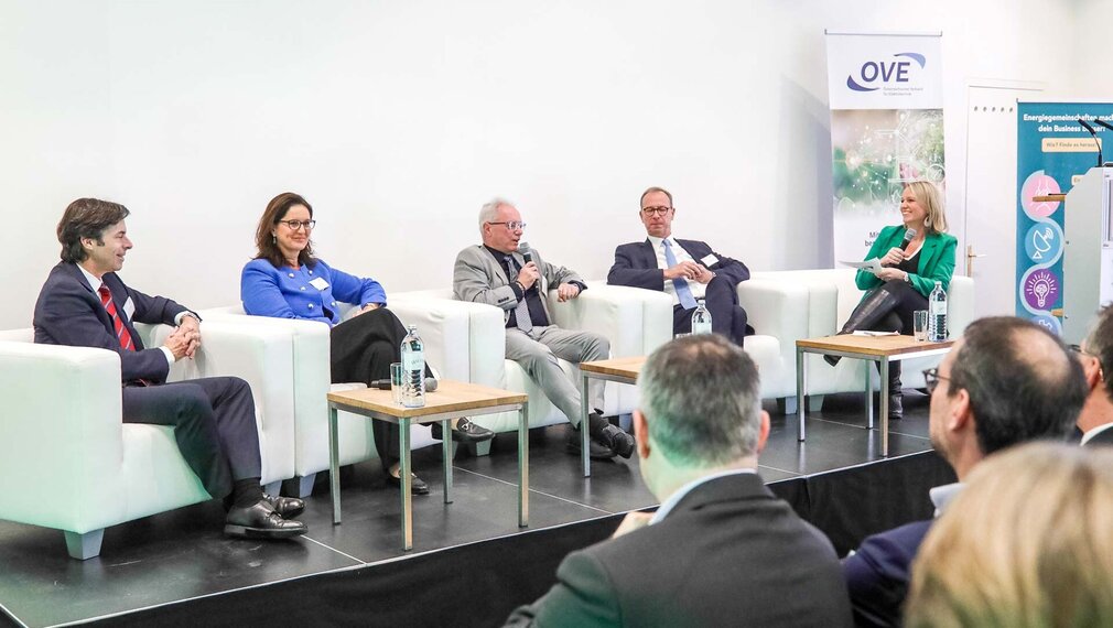 Philippe Metzger (IEC), Valerie Höllinger (ASI), Karl-Heinz Mayer (CENELEC) und Georg Konetzky (BMAW) diskutierten über die Rolle der Normung. 