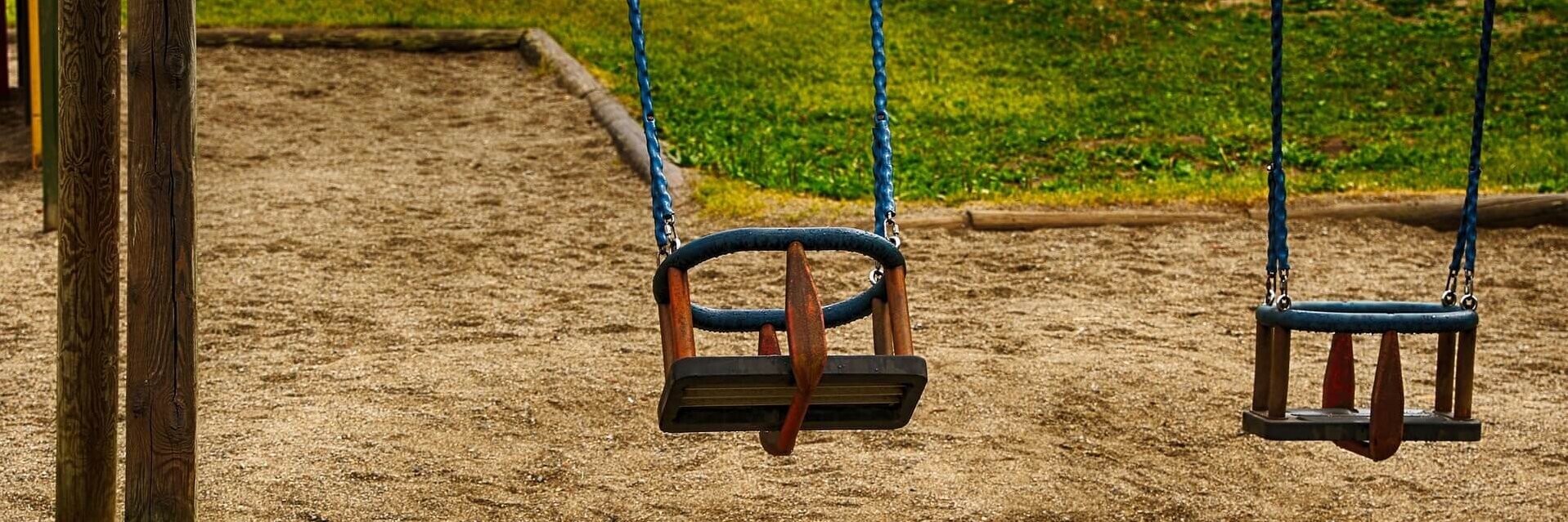 Kinderspielplatz, 2 leere Schaukeln