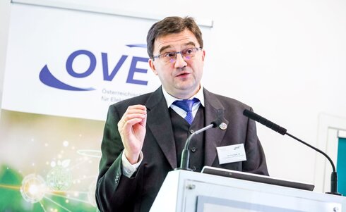 Bernhard Spalt, Leiter OVE Standardization, als Vortragender