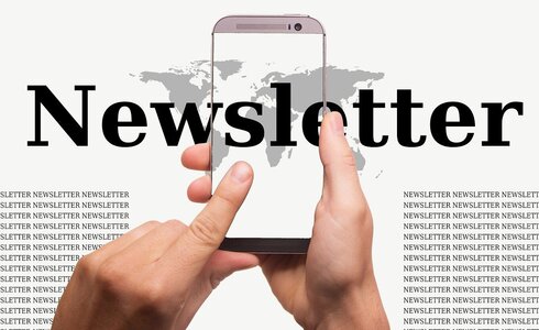 Bild eines Mobiltelephons, von Händen und dem Schriftzug Newsletter