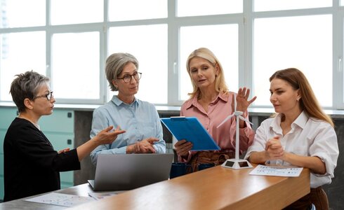 Geschäftsfrauen mittleren Alters im Gespräch