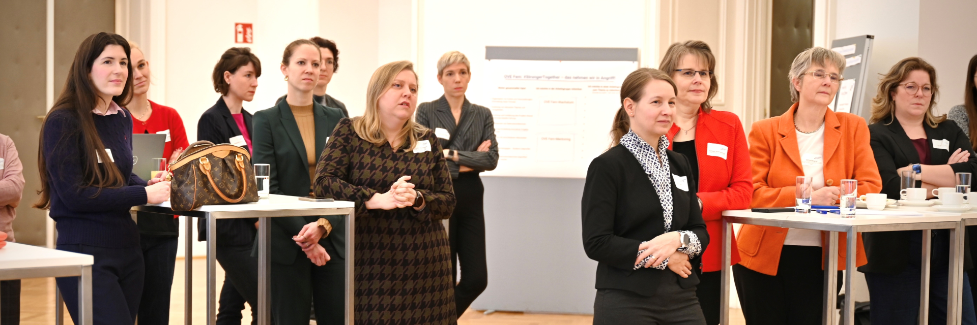 Frauengruppe stehend