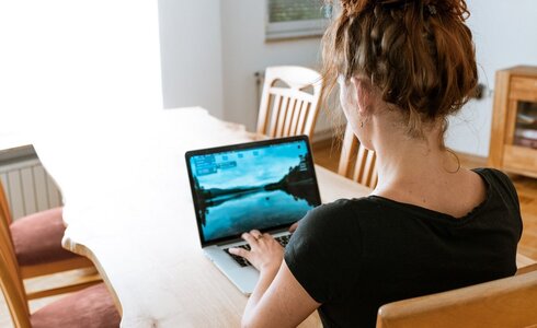 Frau mit Laptop, Homeoffice