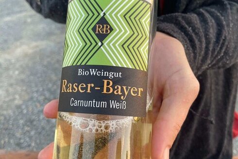 Weinflasche vom Weingut Raser & Bayer