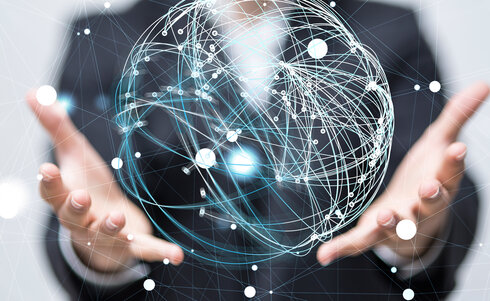 Hände, die ein virtuelles Netz halten