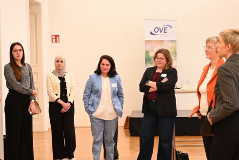 Frauengruppe stehend