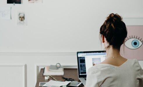 pexels, Frau am Labtop