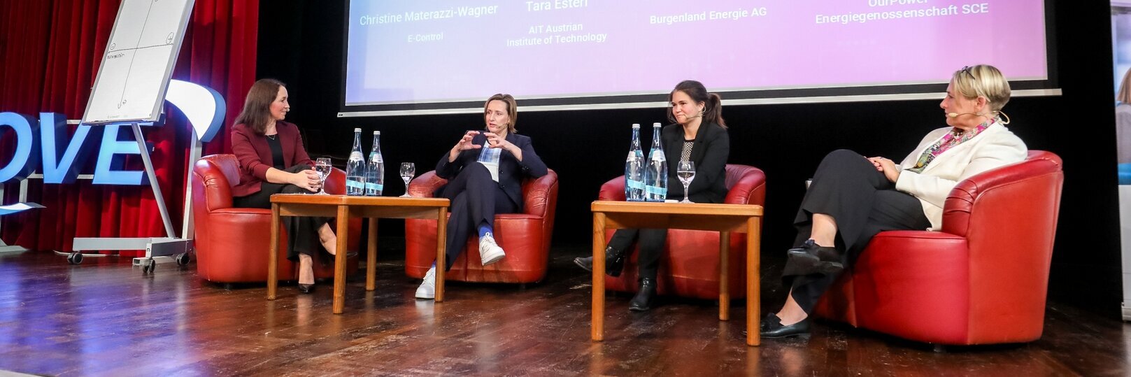 Frauen auf einem Podium aus der Ferne fotografiert