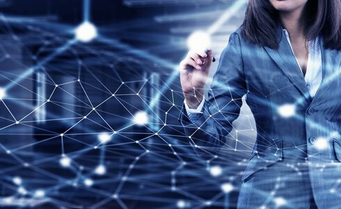 Frau zeichnet imaginäre Linien