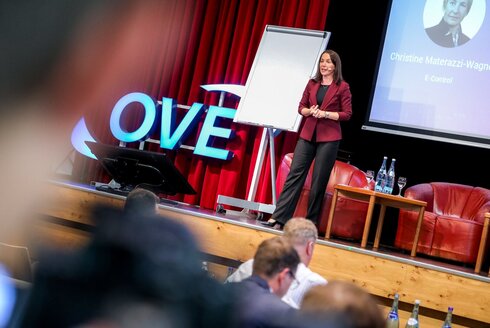 Eine Frau auf der Bühne zur Eröffnung einer Diskussionsrunde