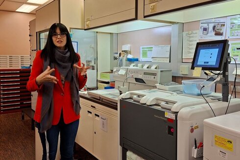 Nicole Amberg im Forschungslabor