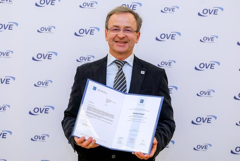 Jaroslaw Kussyk erhält den IEC 1906 Award